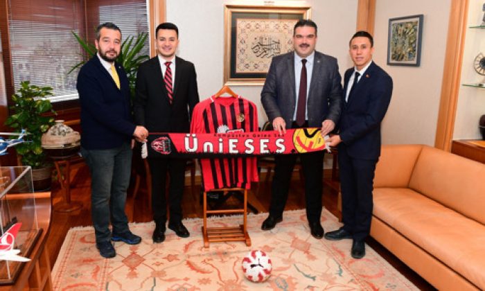 ÜniEsEs’ten Rektör Çomaklı’ya Ziyaret