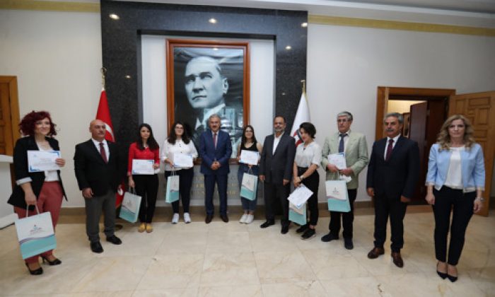 Yunus Emre Yarışmasında Dereceye Giren Öğretmen ve Öğrenciler Ödüllerini Aldı
