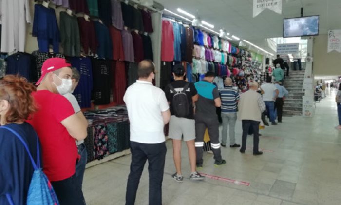 ESKİ’de Uzun Kuyruklar Koronavirüse Davetiye Çıkarıyor
